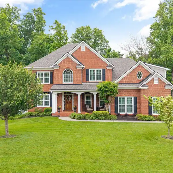 BEAUTIFUL HOME IN SOUGHT-AFTER WEATHERLY HILLS