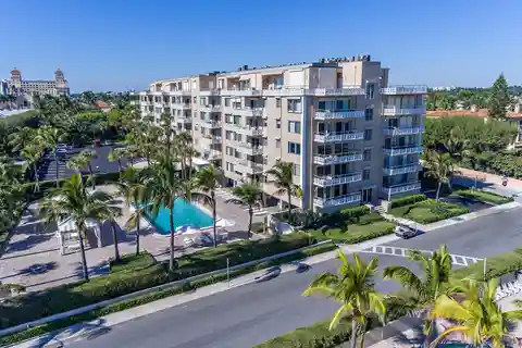 Bright and Spacious Apartment in a Full-Service Building