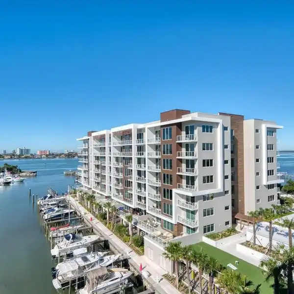 THE ULTIMATE IN WATERFRONT LIVING