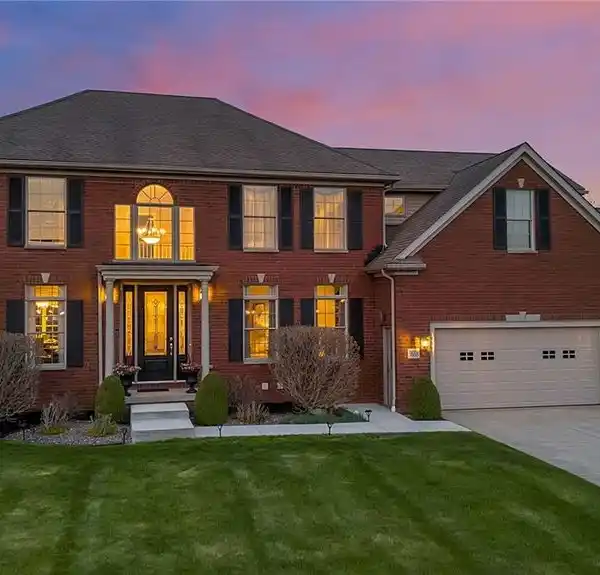 BEAUTIFUL COLONIAL FULL OF CUSTOM DETAILS