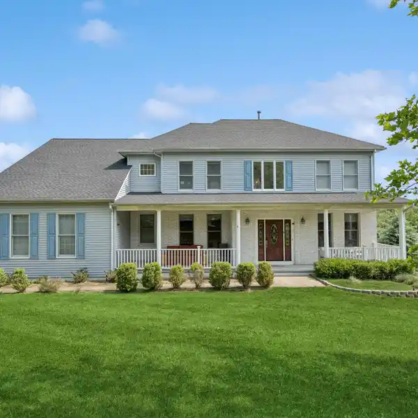 ELEGANT DESIGN MEETS SCENIC RESERVOIR BACKDROP