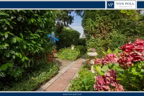 Townhouse with Beautiful Garden in Popular Location