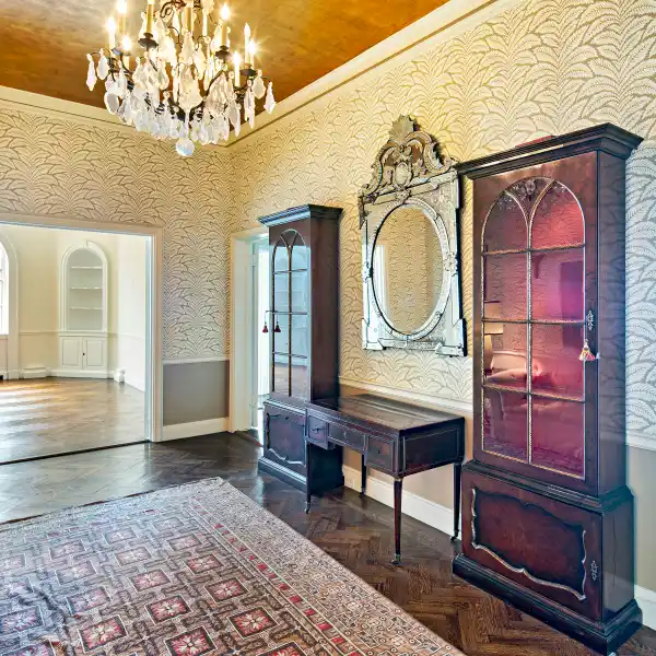 ELEGANT SIX-ROOM APARTMENT ON PARK AVENUE