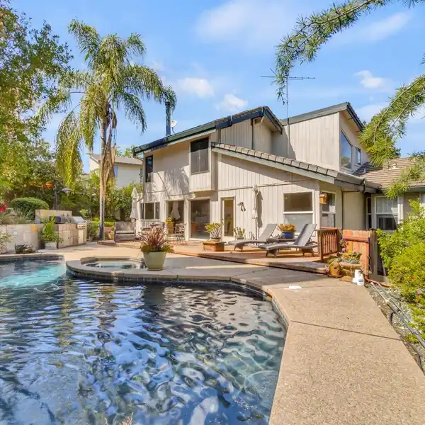 ARCHITECTURALLY INSPIRED ESTATE IN A PRIVATE SETTING