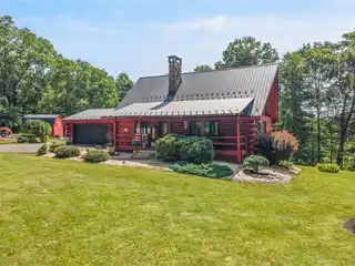 Stunning Country Retreat Near Town Amenities