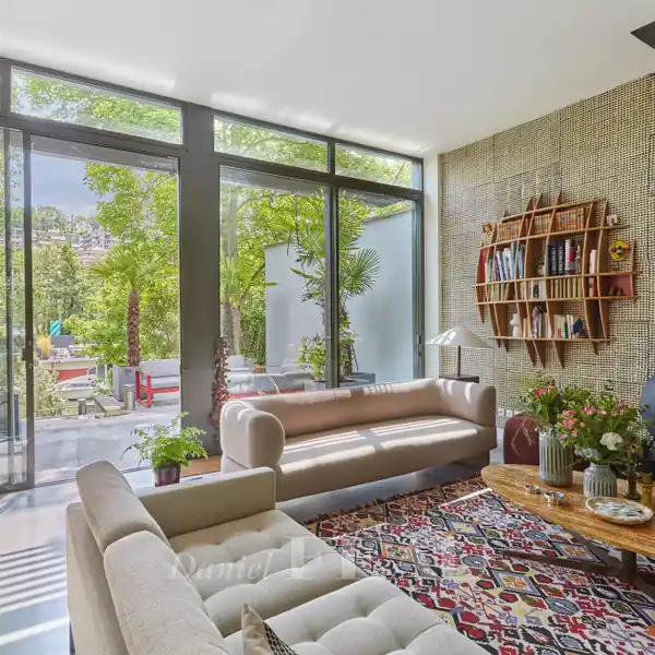 ARCHITECT-DESIGNED PROPERTY ON THE WATER