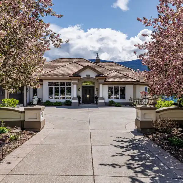 SPRAWLING TUSCAN-INSPIRED RANCHER WITH 180-DEGREE LAKE VIEWS