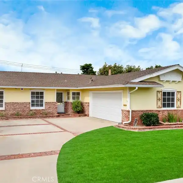 FUNCTIONAL FLOORPLAN PERFECT FOR ENTERTAINING AND FAMILY LIVING