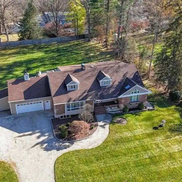 BEAUTIFUL CUSTOM COLONIAL