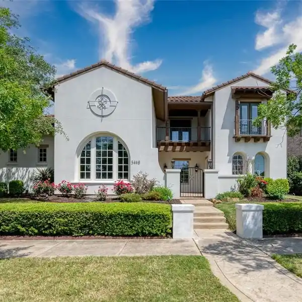 LUXURY LIVING IN THE HEART OF FRISCO