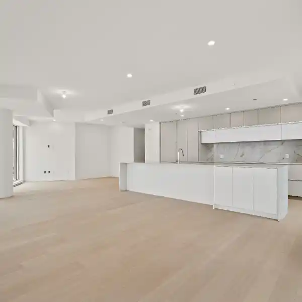 ELEGANCE ON THE LAKE