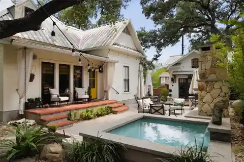Refurbished 1890 Cottage in Travis Heights