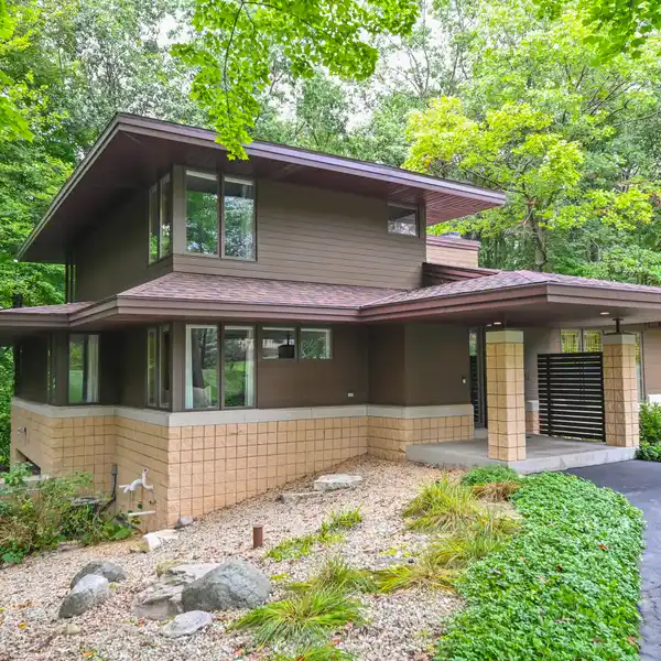 PRAIRIE-STYLE HOME IN A SERENE SETTING IN THE KETTLE MORAINE