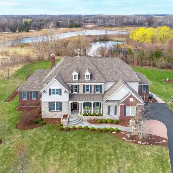 PICTURE-PERFECT RESIDENCE