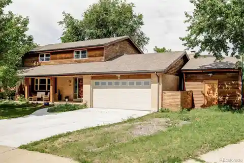 Beautiful Home in Sought-after Keewaydin Meadows