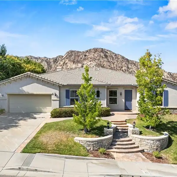 EXCEPTIONAL SINGLE-STORY HOME IN COVETED SOUTHERN OAKS