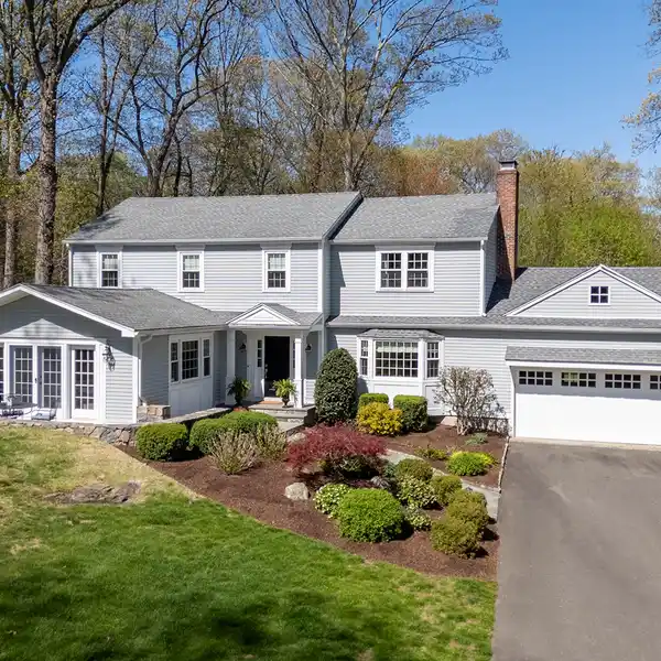 SHOWSTOPPER HOME FOR A LIFESTYLE OF COMFORT AND ELEGANCE