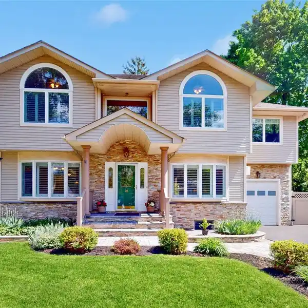 BEAUTIFULLY DESIGNED CENTER HALL COLONIAL