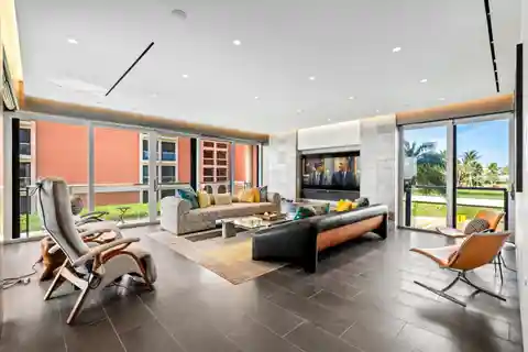 Exquisite Residence at Breakers Row
