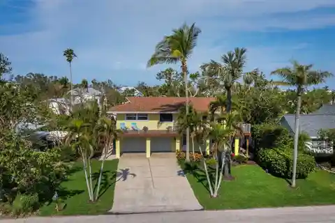 Charming Waterfront Retreat in Historic Longbeach Village