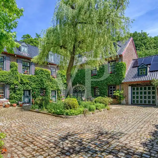 REPRESENTATIVE COUNTRY HOUSE IN A NATURAL SETTING
