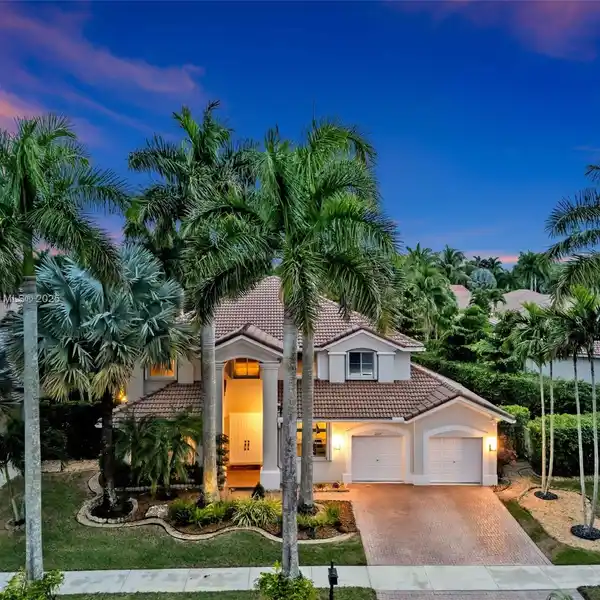 MAGNIFICENT RESIDENCE IN WESTON HILLS GOLF COUNTRY CLUB