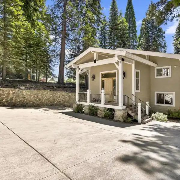 SPECTACULAR LAKEFRONT COMPOUND ON THE PENINSULA
