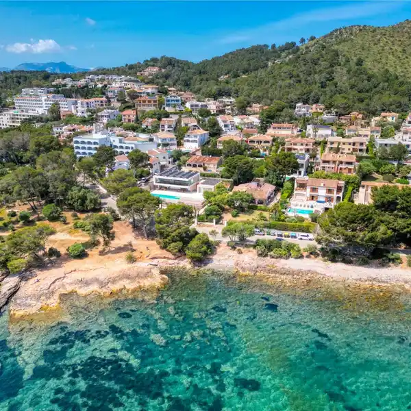 EXCEPTIONAL FRONTLINE SEA VILLA