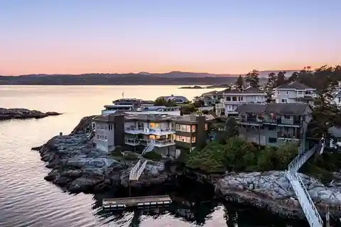 Stunning Waterfront Property in Picturesque Saxe Point