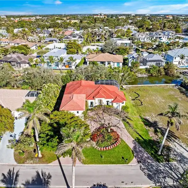 THE PERFECT BLEND OF COASTAL LIVING AND MODERN COMFORT