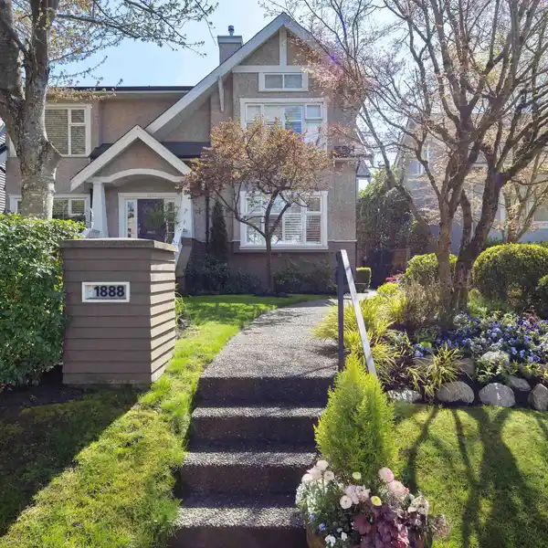RARE HALF-DUPLEX IN PRESTIGIOUS LOWER SHAUGHNESSY