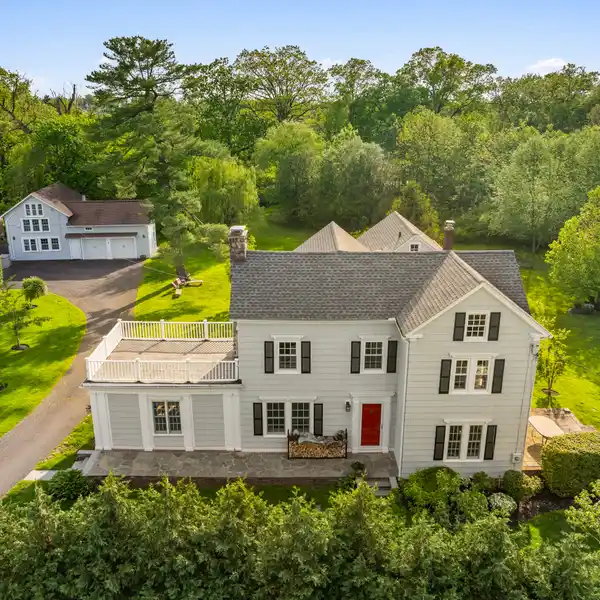 ELEGANT FARMHOUSE RETREAT WITH STUDIO BARN