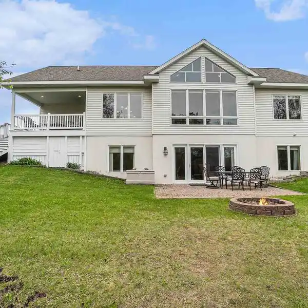 EXPANSIVE COUNTRY RETREAT WITH VERSATILE LIVING SPACES