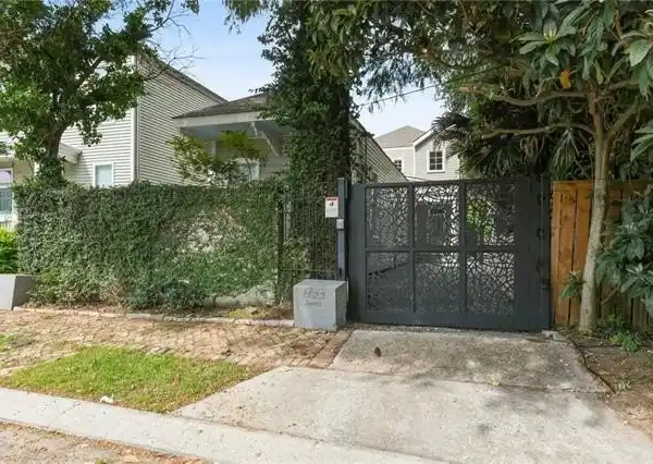 RENOVATED LEONIDAS CAMELBACK WITH PRIVATE GATED ENTRY