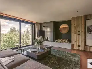 Spacious Alpine Retreat with Stunning Views