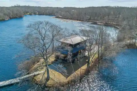 Japanese-inspired Lakefront Retreat