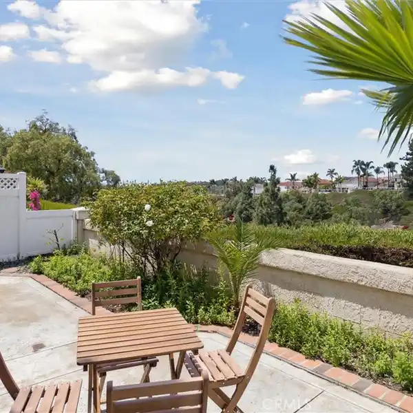 BEAUTIFULLY UPDATED TOWNHOUSE IN NIGUEL POINTE