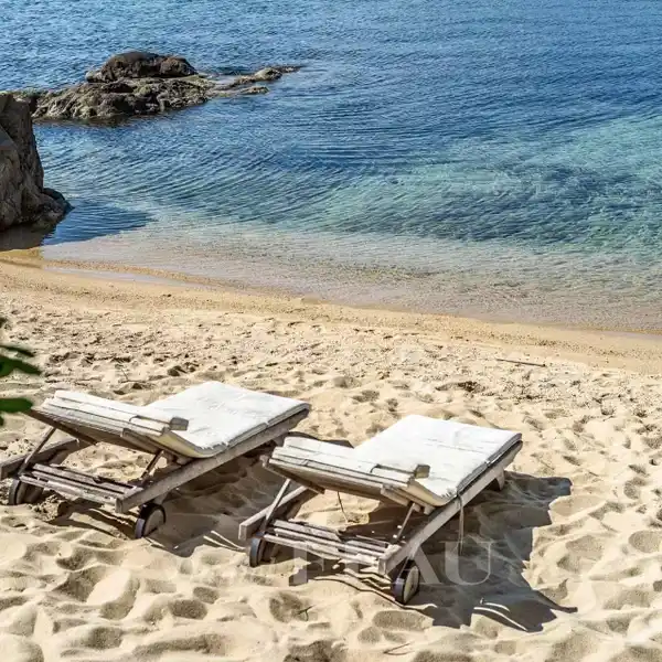 DELIGHTFUL PROPERTY WITH DIRECT SEA ACCESS