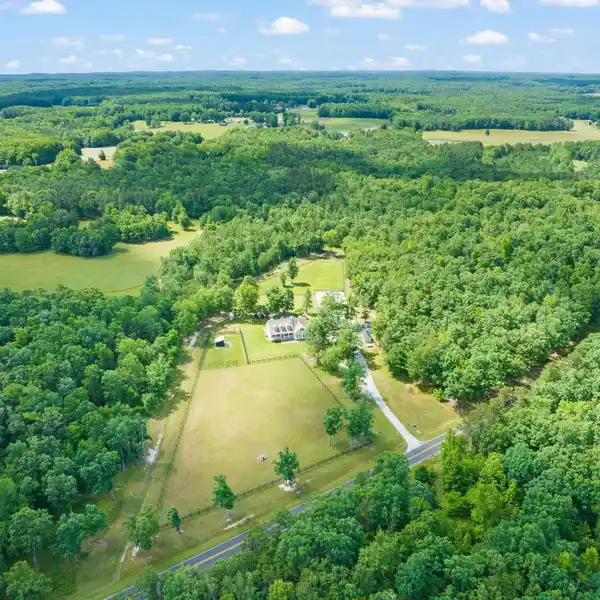 ECO-FRIENDLY FARMHOUSE WITH BARN AND PASTURES