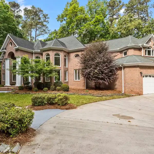 ALL-BRICK STUNNER IN SWANS MILL