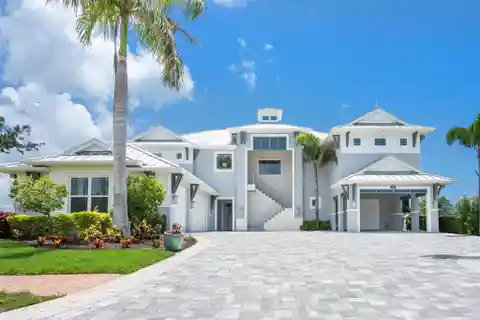 The Essence of Florida Luxury in a Treasured Setting