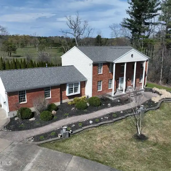 SPRAWLING ESTATE IN COVETED LOCATION