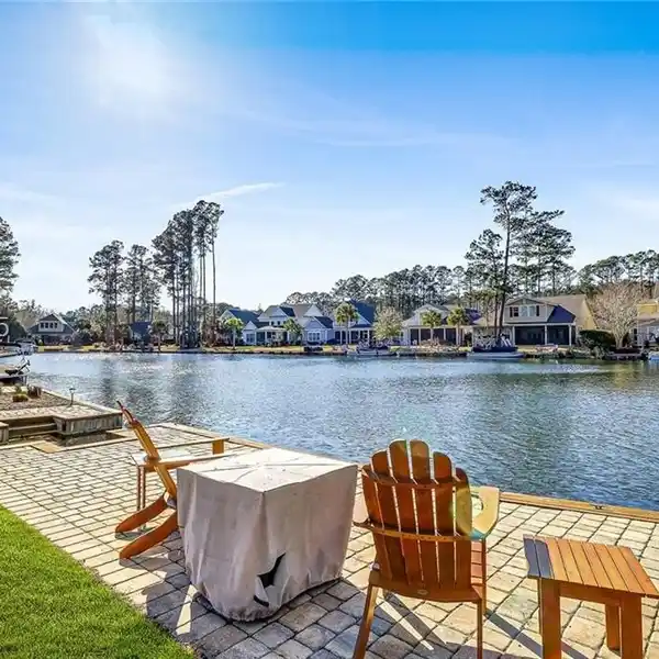 BEAUTIFUL LAKEFRONT HOME IN HAMPTON LAKE