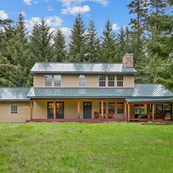 BREATHTAKING FIVE-ACRE RETREAT