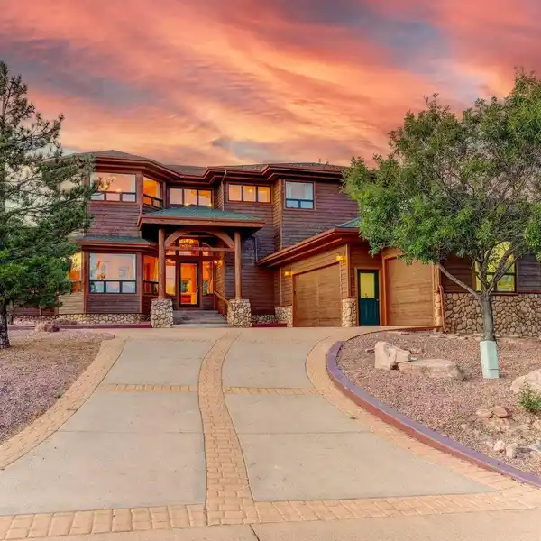 CHAPARRAL PINES RETREAT WITH STUNNING VIEWS