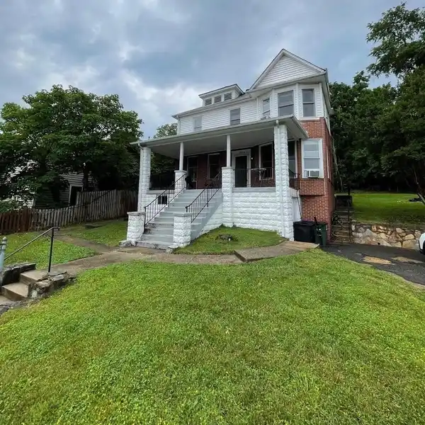 CHARMING COLONIAL-STYLE MULTI FAMILY RESIDENCE