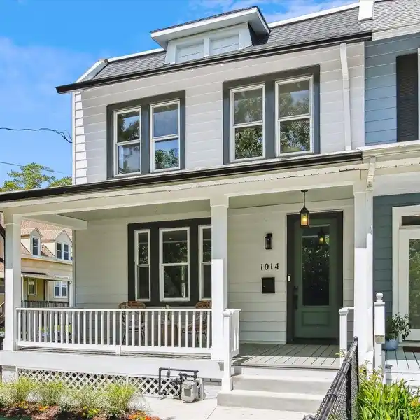 CHIC BEAUTY WITH DREAM BACKYARD