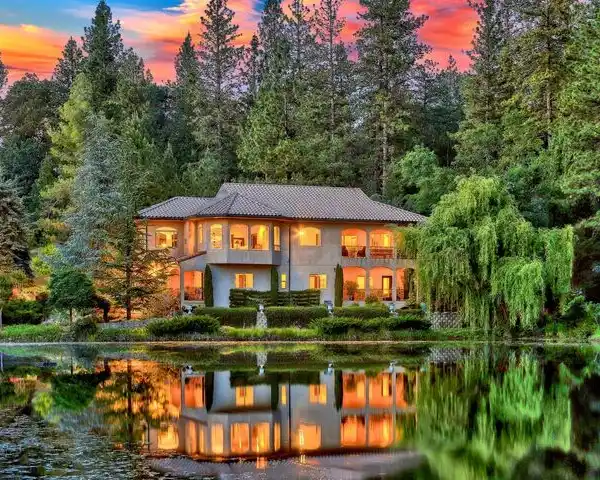 AWE-INSPIRING RETREAT AMIDST NATURAL SPLENDOR