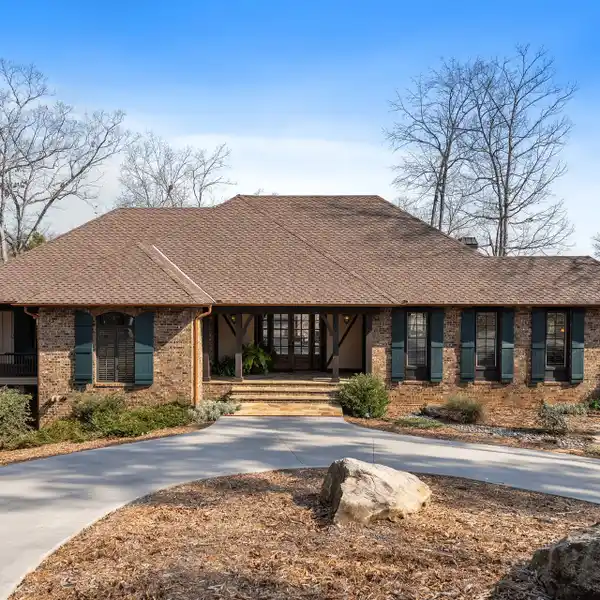DISTINGUISHED LAKE KEOWEE LIVING