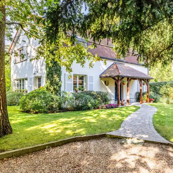 ELEGANT KITCHEN WITH DINING FACILITIES INCLUDED